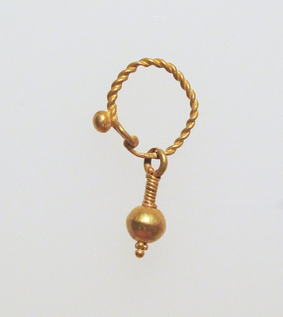 Aretes dorados colgantes