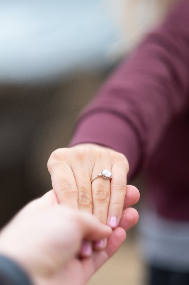 Anillo de compromiso clásico