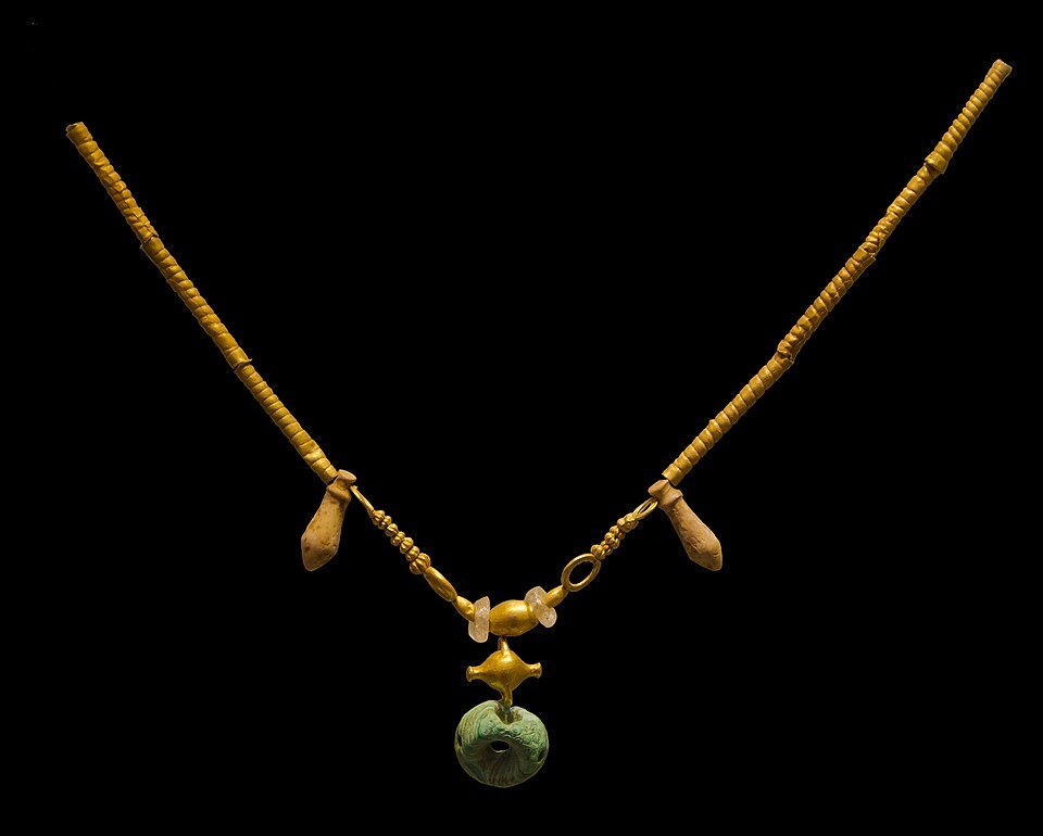 Collar dorado con dije