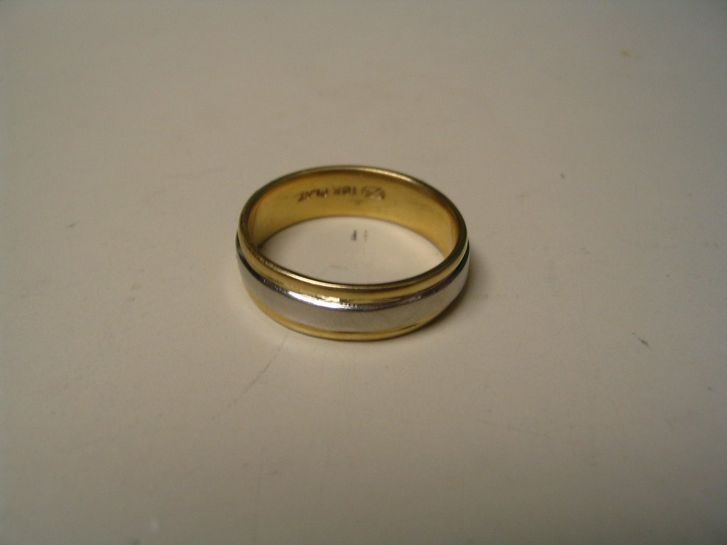 Anillo de promesa dorado