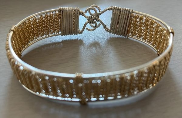 Pulsera dorada tejida