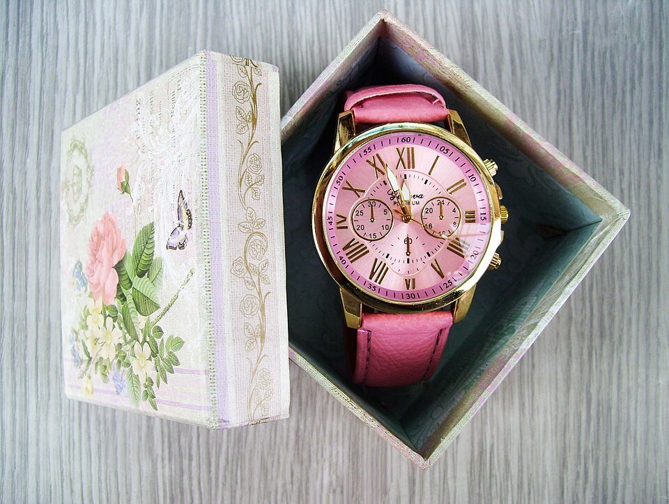 Reloj rosa para ella en estuche