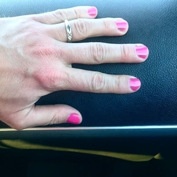Manicure Kit + 4 Nail Polishes